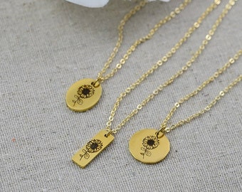 Collar de girasol grabado, collar de flores personalizado, collar minimalista con dije de flor delicada, regalo para damas de honor, joyería para mujer
