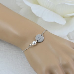 Pulsera de plata con inicial de perla Swarovski, delicada pulsera de plata con dije grabado personalizado, elegante pulsera con letras personalizadas