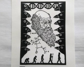 Puede incluir: Grabado en madera en blanco y negro de Charles Darwin con barba y un árbol de la vida detrás de él. La impresión está rodeada por un borde de pájaros. La impresión está firmada con las iniciales "TZ".
