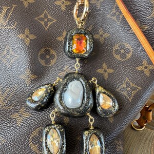 Puede incluir: Una taza de cerámica blanca con un asa negra y el texto "But First, Coffee" en negro en negrita. La taza está sobre una superficie blanca.