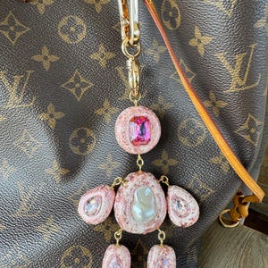 Puede incluir: Un juego de tres tazas de cerámica con un acabado mate moteado. Las tazas son en tonos crema, gris claro y gris oscuro. Cada taza tiene un diseño simple y minimalista y un asa redondeada.