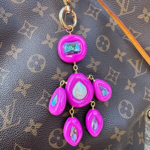 Puede incluir: Un juego de tres tazas de cerámica con un acabado mate moteado. Las tazas son de color crema, gris claro y gris oscuro. Cada taza tiene un diseño simple y minimalista, ideal para café o té.