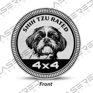 Könnte beinhalten: Ein rundes Schild aus silbernem Metall mit einem Schwarzweißbild eines Shih Tzu Hundes. Das Schild trägt die Aufschrift "Shih Tzu Rated 4x4" in schwarzer Schrift.