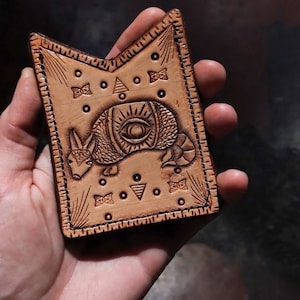 Monedero de armadillo/ Monedero de cuero repujado/ Monedero de cuero tallado/ Monedero estilo western/ Monedero texano