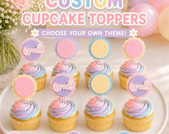 Könnte beinhalten: Acht Cupcakes mit pastellfarbenem Wirbel-Frosting, jeweils mit einem gewellten, runden Aufsatz versehen. Einige Aufsätze zeigen den Namen Peyton in weißer Schreibschrift mit einer kleinen Blume, andere sind leer. Der Text lautet CUSTOM CUPCAKE TOPPERS.