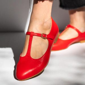Rote Leder-Mary-Jane-Schuhe: Retro T-Riemen-Ballerinas