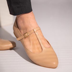 Handgefertigte Beige Leder Mary Jane Ballerinas, T-Bar-Schuhe
