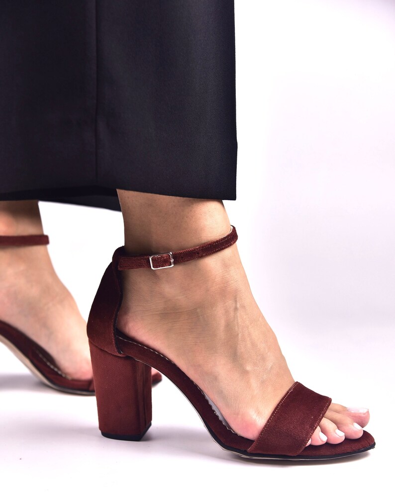 Bruine Fluwelen Blokhakken Fluwelen hakken Bruiloft Sandalen - Etsy België