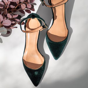 heels that go with emerald green dress What Color Heels Go with a Green Dress? Best Shoe Pairings for Weddings, Prom & Beyond