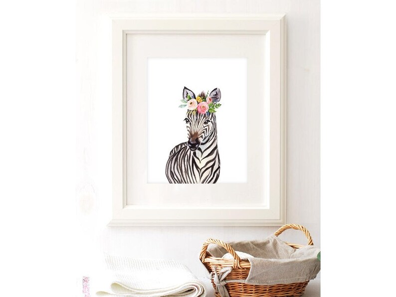 K&ouml;nnte beinhalten: Ein Aquarellbild eines Zebras mit einer Blumenkrone. Das Zebra ist schwarz-wei&szlig; mit einer rosa Nase und einer rosa Blumenkrone. Der Hintergrund ist wei&szlig;.