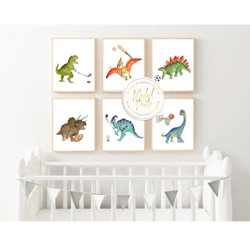 Op de afbeelding: Set van zes aquarel-dinosaurussenprints met verschillende dinosaurussen die verschillende sporten beoefenen. De dinosaurussen zijn afgebeeld in een speelse en grillige stijl, met felle kleuren en gedetailleerde kenmerken. De prints zijn perfect voor een kinderkamer of babykamer.
