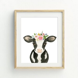 Puede incluir: Una vaca negra y blanca con una corona de flores rosas, amarillas y azules. La vaca est&aacute; mirando directamente al espectador.