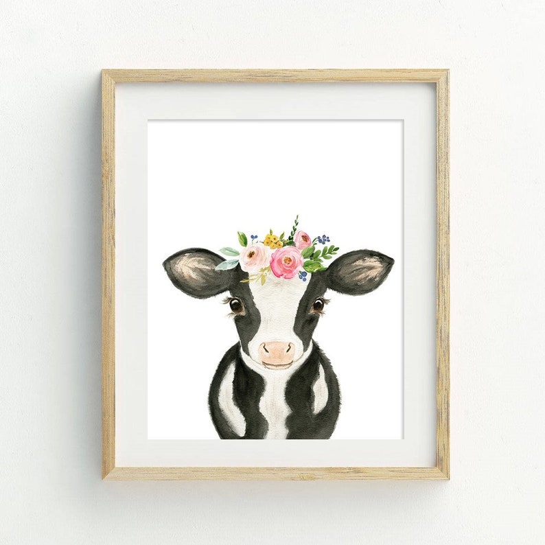 Puede incluir: Una vaca negra y blanca con una corona de flores rosas, amarillas y azules. La vaca est&aacute; mirando directamente al espectador.