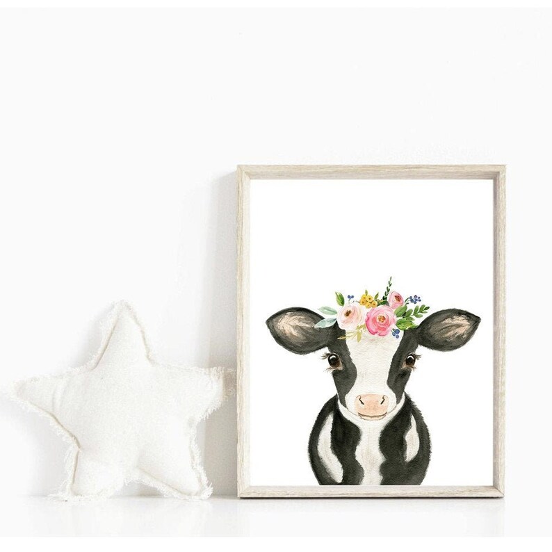 Puede incluir: Una pintura de acuarela de una vaca negra y blanca con una corona de flores. La vaca est&aacute; mirando directamente al espectador con una expresi&oacute;n dulce. Las flores de la corona son rosas, amarillas y azules.