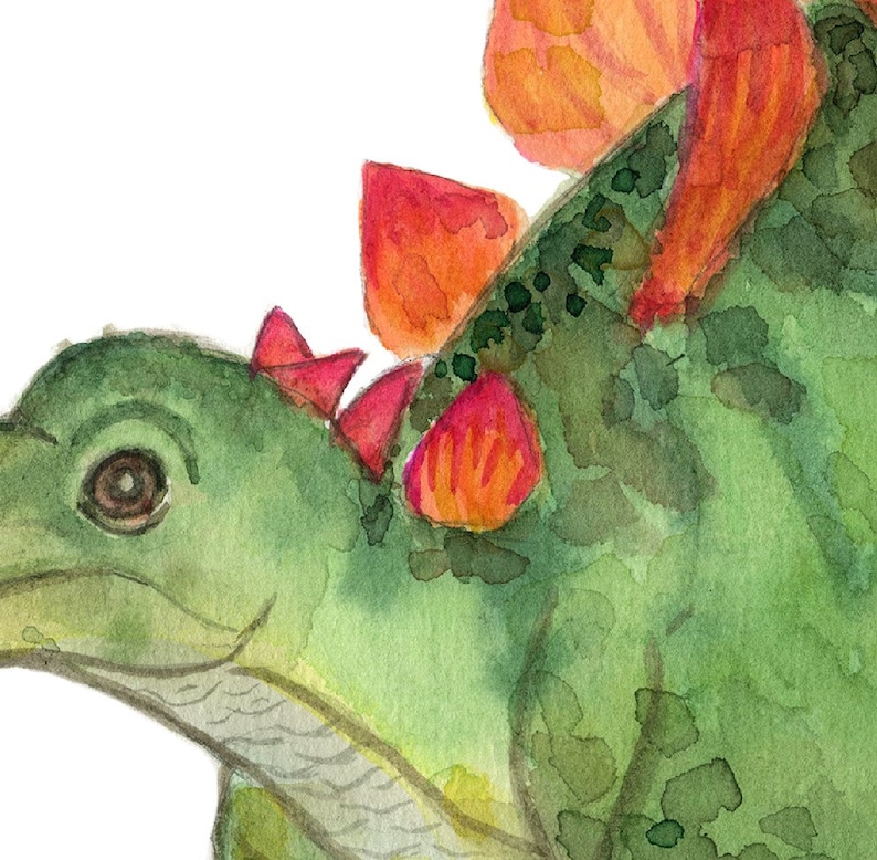 Op de afbeelding: Een aquarel van een groene dinosaurus met oranje en rode stekels op zijn rug. De dinosaurus kijkt naar links in de afbeelding.