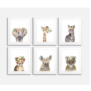 K&ouml;nnte beinhalten: Satz mit sechs Aquarell-Tierdrucken mit einer Giraffe, einem Zebra, einem Elefanten, einem L&ouml;wen, einem Tiger und einem Nashorn. Jedes Tier tr&auml;gt eine Blumenkrone.