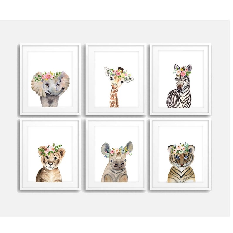 K&ouml;nnte beinhalten: Satz mit sechs Aquarell-Tierdrucken mit einer Giraffe, einem Zebra, einem Elefanten, einem L&ouml;wen, einem Tiger und einem Nashorn. Jedes Tier tr&auml;gt eine Blumenkrone.