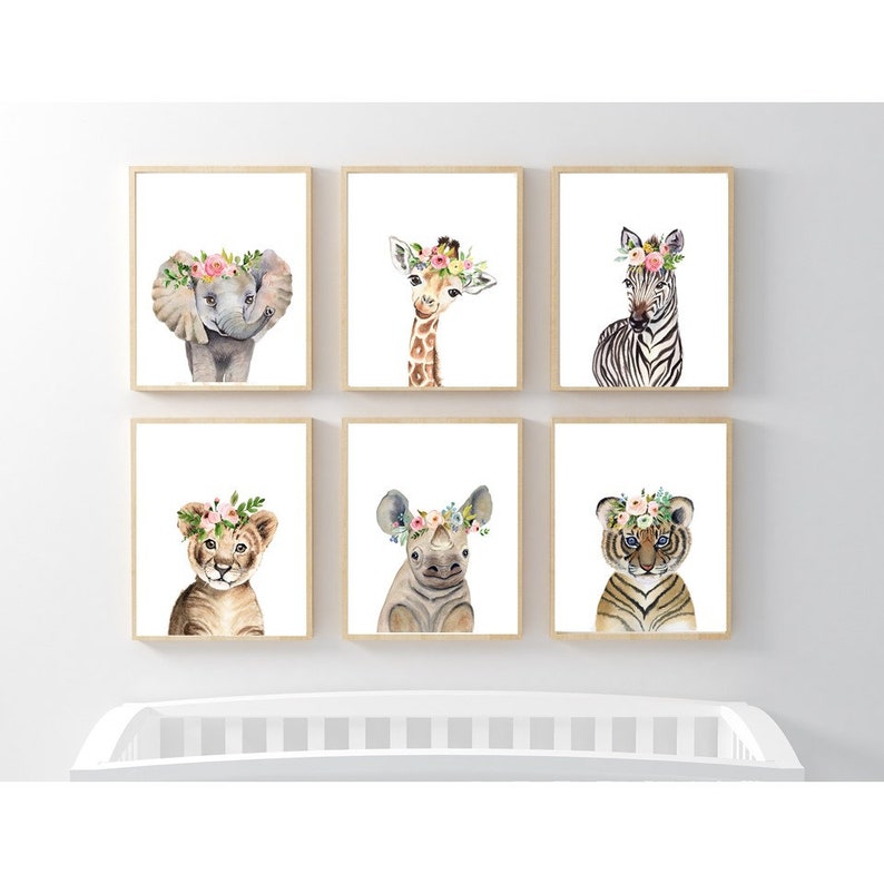 K&ouml;nnte beinhalten: Sechs Aquarell-Illustrationen von Babytieren, die Blumenkr&auml;nze tragen. Die Tiere sind ein Elefant, eine Giraffe, ein Zebra, ein L&ouml;we, ein Nashorn und ein Tiger.