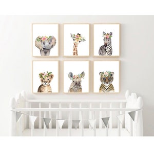 K&ouml;nnte beinhalten: Sechs gerahmte Aquarell-Illustrationen von Babytieren, die Blumenkr&auml;nze tragen. Die Tiere sind ein Elefant, eine Giraffe, ein Zebra, ein L&ouml;we, ein Nashorn und ein Tiger.