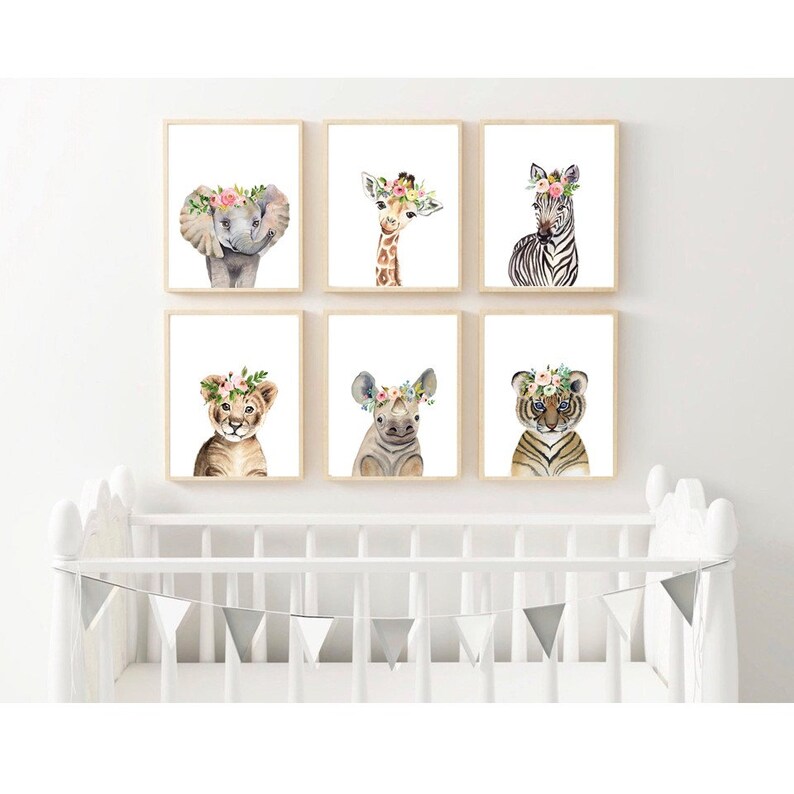 K&ouml;nnte beinhalten: Sechs gerahmte Aquarell-Illustrationen von Babytieren, die Blumenkr&auml;nze tragen. Die Tiere sind ein Elefant, eine Giraffe, ein Zebra, ein L&ouml;we, ein Nashorn und ein Tiger.
