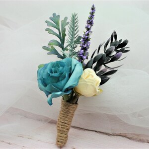 Butonierka Dusty Blue Rose: Butonierka ślubna dla pana młodego