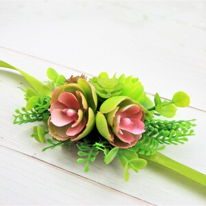 Ramillete de muñeca con suculentas: accesorio nupcial con flores artificiales