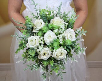 Ramo de dama de honor de rosas blancas y eucalipto: flores artificiales para boda