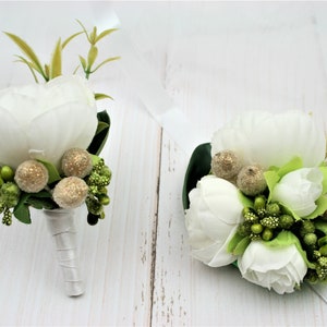 Prom corsage and boutonniere set Prom boutonniere for men Prom flower wrist corsage Bridal wrist corsage for prom white Wedding boutonniere