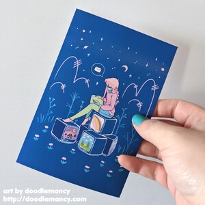 Peut inclure: Une impression bleue avec un personnage rose assis sur une pile de t&eacute;l&eacute;viseurs. Le personnage tient une lettre et la regarde. L'arri&egrave;re-plan est bleu fonc&eacute; avec des &eacute;toiles blanches et une lune croissante.