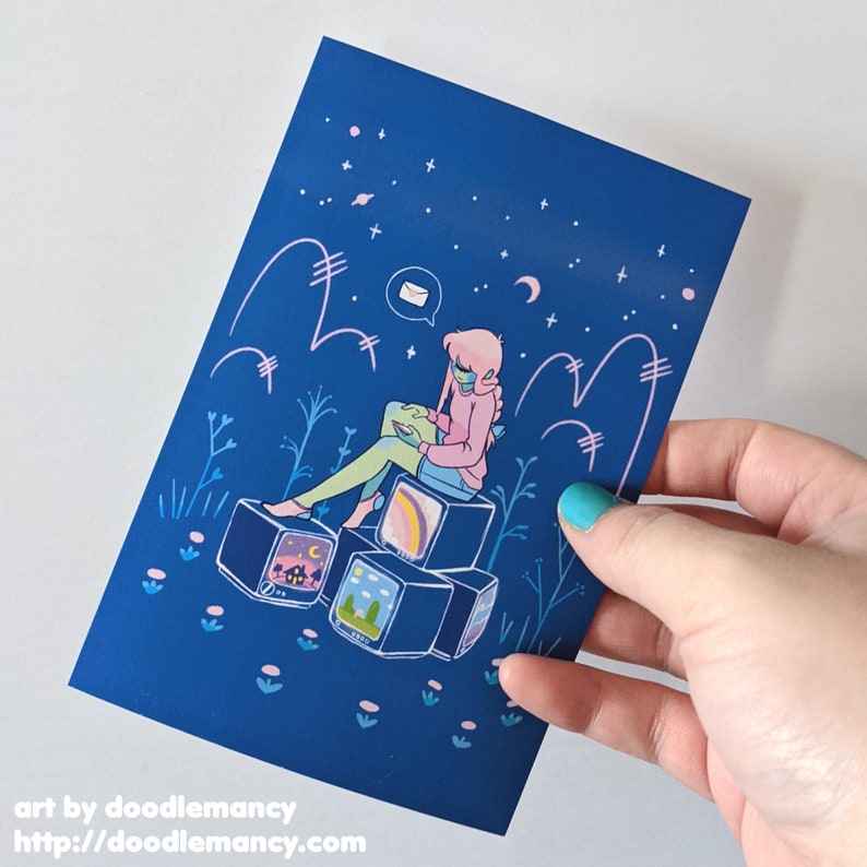 Peut inclure: Une impression bleue avec un personnage rose assis sur une pile de t&eacute;l&eacute;viseurs. Le personnage tient une lettre et la regarde. L'arri&egrave;re-plan est bleu fonc&eacute; avec des &eacute;toiles blanches et une lune croissante.