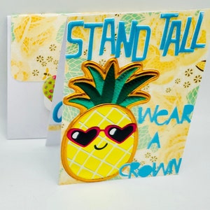 Stai in piedi, indossa una corona e poiché sei così dolce dentro, aggiungiamo semplicemente rum! Divertente biglietto d'auguri con ananas/divertente biglietto d'ispirazione