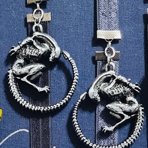 Marcadores de página com fita elástica alienígena: para amantes de livros de ficção científica, com design circular de Xenomorfo, disponíveis em ambos os lados, nas cores prata ou dourada.