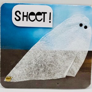 Folha! Eu disse 'Deleite!' Cartão engraçado de Halloween com um fantasma preso no chão por uma tachinha (sem guloseimas para ele)/cartão fantasma de doces ou travessuras