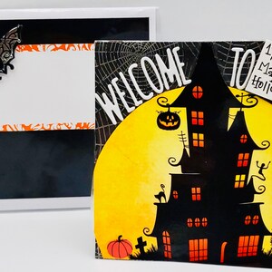 Benvenuto a ___ (Aggiungi il tuo indirizzo) Puoi effettuare il check-out quando vuoi, ma faresti meglio a andartene. (Testi degli Eagles) Biglietto di Halloween di ottobre