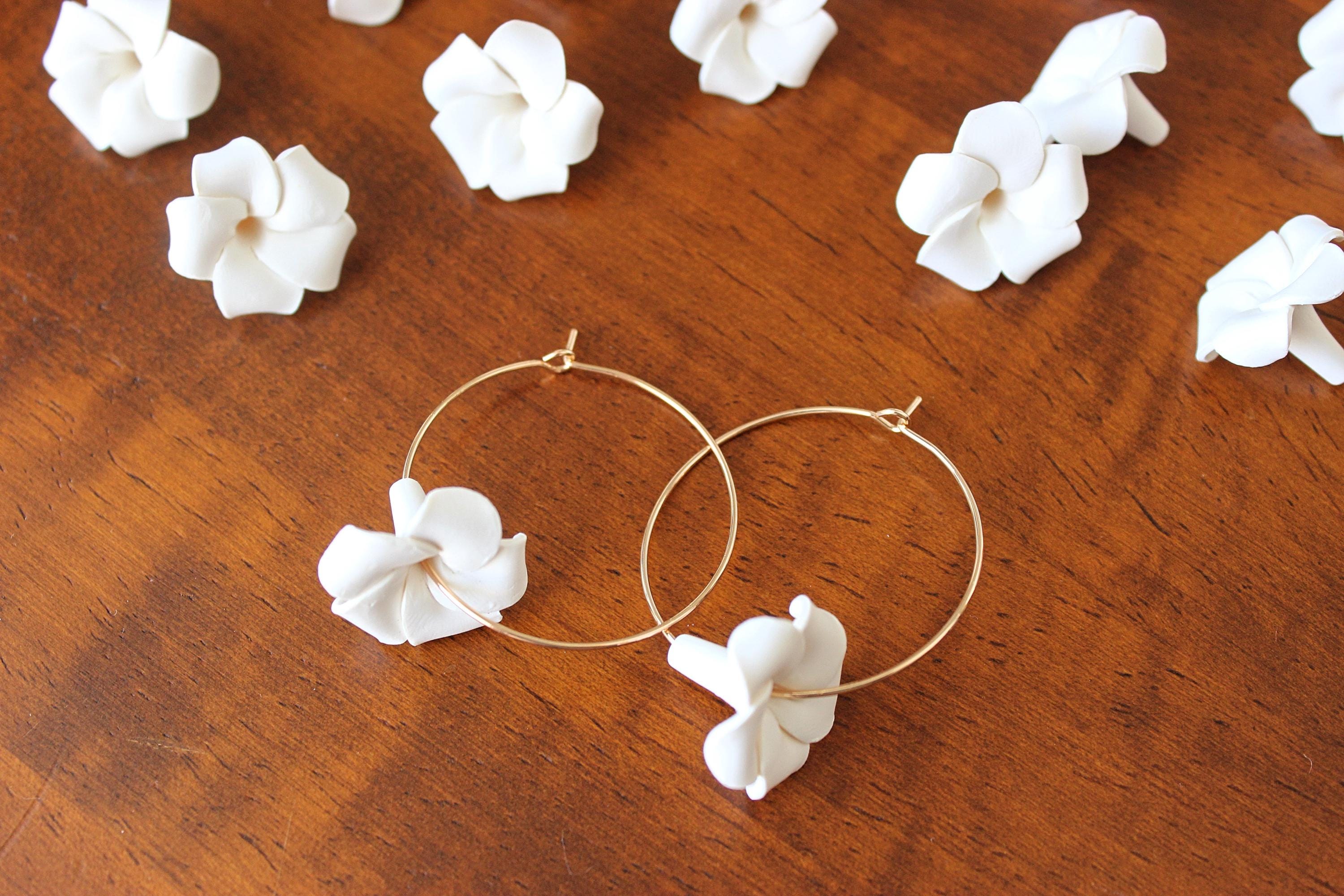 【Rahaina】プアケニケニフープピアス✳︎ハワイアンフラワー✳︎ハワイ✳︎ Puakenikeni earrings - Etsy 日本