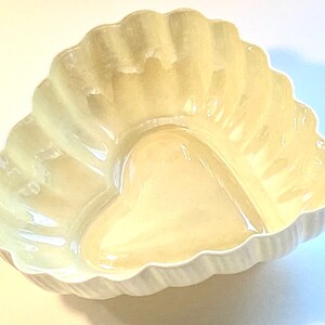 Belleek Ireland Porcelain Heart Shaped Scalloped Bowl/Dish, Set of 2, Yellow, 4th Per/1st Green Mark, 1946-1955, Superb Condition image 2