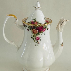 Royal Albert &quot;Old Country Roses&quot; 6-Cup Coffee Pot & Lid, Montrose Shape, Red/Yellow Roses, Fluted, Gold Trim, 10&quot; X 4 1/8&quot;