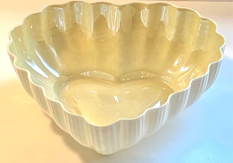 Belleek Ireland Porcelain Heart Shaped Scalloped Bowl/Dish, Set of 2, Yellow, 4th Per/1st Green Mark, 1946-1955, Superb Condition image 8