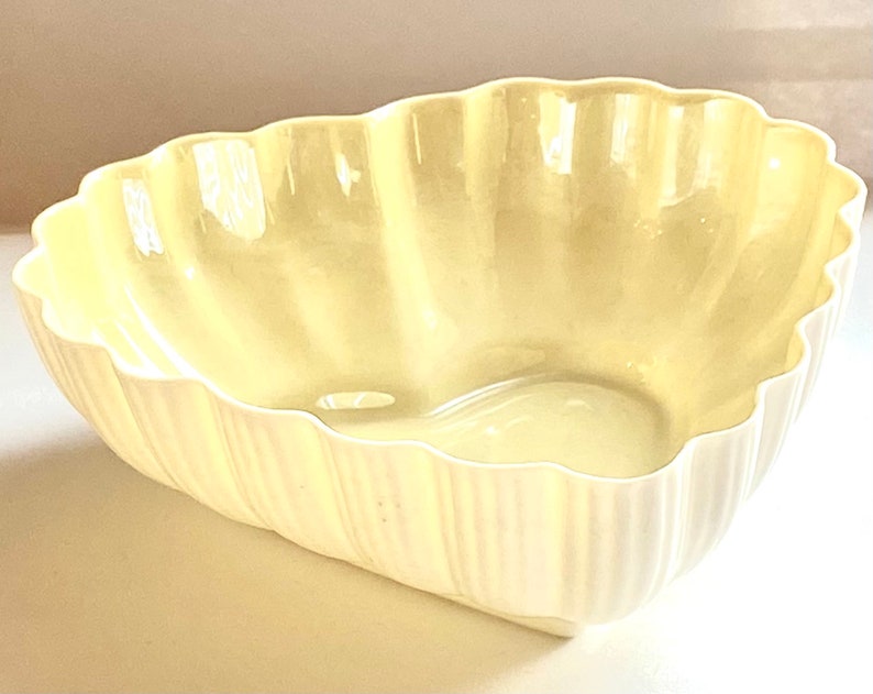 Belleek Ireland Porcelain Heart Shaped Scalloped Bowl/Dish, Set of 2, Yellow, 4th Per/1st Green Mark, 1946-1955, Superb Condition image 3