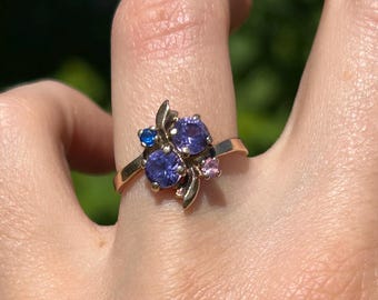 Anillo vintage multipiedra de oro de 10 quilates, talla 6 1/4, piedra morada, piedra azul, piedra rosa, regalo para ella, bonito anillo, anillo familiar, oro auténtico.
