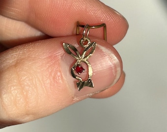 Colgante o dije vintage de conejita Playboy de oro de 10 quilates / Ojo de rubí / Oro macizo / Oro auténtico / Regalo para ella / Charm Jumble
