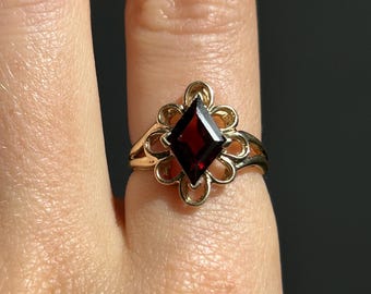 Vintage 10k Gold and Garnet Ring Size 7 / Solid Gold / Real Gold