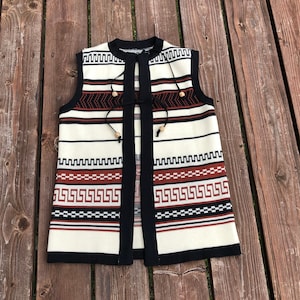 Vintage 70s Vest S / Tie Vest / Double Knit Polyester / Patterned Vest / Hippie Vest / Wooden Beads / 70s Fashion