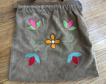 Vintage 70s Embroidered Suede Purse with Wooden Handle / Handmade 70s Purse / Hippie Purse / Embroidered Floral Purse