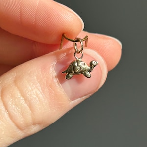 Charm ou pendentif tortue en or 14 carats vintage / Mini-breloque / Or massif / Or véritable / Cadeau pour elle / Pendentif animal / Pêle-mêle de breloques