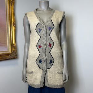 Vintage Handknit Wool Vest XS - S / Floral Knit / Long Vest / Button Up Vest / Unique Vest / Long Wool Vest / Winter Fashion / Warm Vest