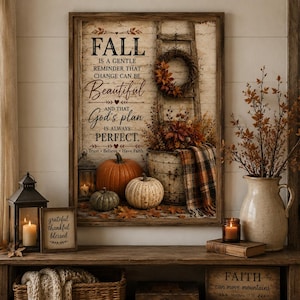Könnte beinhalten: Ein rechteckiger Wandkunstdruck in einem Holzrahmen mit einer rustikalen Szene aus Kürbissen, einem Metalleimer, einer Leiter und Herbstblättern. Der Text lautet: FALL IS A GENTLE REMINDER THAT CHANGE CAN BE BEAUTIFUL AND THAT GOD'S PLAN IS ALWAYS PERFECT.