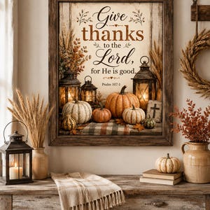 Könnte beinhalten: Ein gerahmter Wandkunstdruck mit dem Text Give thanks to the Lord, for He is good. Psalm 107:1. Das Bild zeigt Kürbisse, beleuchtete Laternen und getrocknete Weizenhalme vor einem rustikalen Holzhintergrund, eingefasst in einen dunklen Holzrahmen.