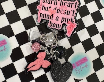 Porta credenciales con diseño de corazón negro pero no le importa un lazo rosa, regalo para enfermeras, portacredenciales