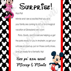 Könnte beinhalten: Ein roter und weißer Rahmen umgibt einen schwarz-weißen Hintergrund mit weißen Mickey-Maus-Ohren. Der Text "SURPRISE!" ist in rot-weißer Schrift. Der Text "Hiya Pal!" ist in schwarzer Schrift. Der Text "Minnie and I are so excited that you and your family are coming to visit us for a magical vacation at Disneyland very soon!" ist in schwarzer Schrift. Der Text "Pluto, Goofy, and Donald are helping us get the parks ready for you in Anaheim, so get your suitcase packed up, put on those comfy shoes, and get ready for a fantastic trip!" ist in schwarzer Schrift. Der Text "SEE YA' REAL SOON!" ist in schwarzer Schrift. Der Text "Mickey & Minnie" ist in schwarzer Schrift. Mickey Mouse und Minnie Mouse sind auf dem Bild. Mickey Mouse ist auf der rechten Seite des Bildes und Minnie Mouse ist auf der linken Seite des Bildes.